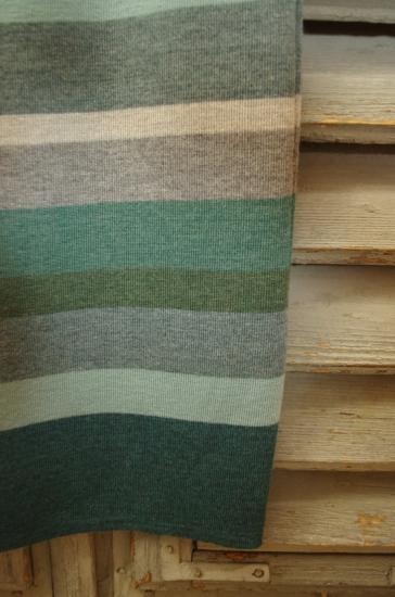 Preview: Wollrock, Strickrock lizzie Petrol, Blockstreifen von Invero Merino, Merinowolle. Detail
